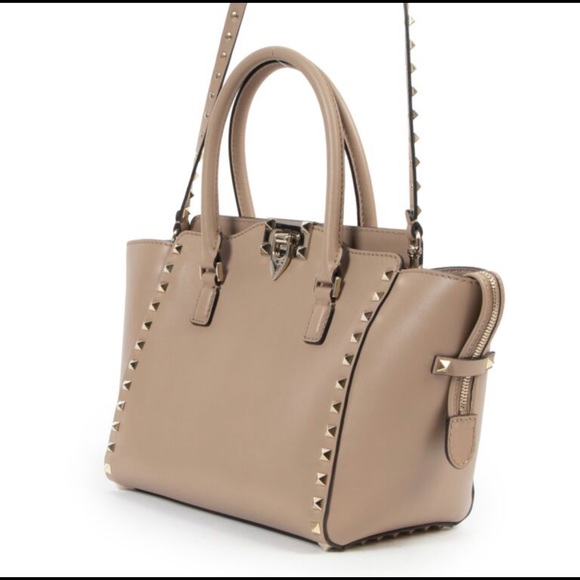 Classic Valentino Garavani Nude Rockstud Leather Trapeze Bag - Picture 3 of 4